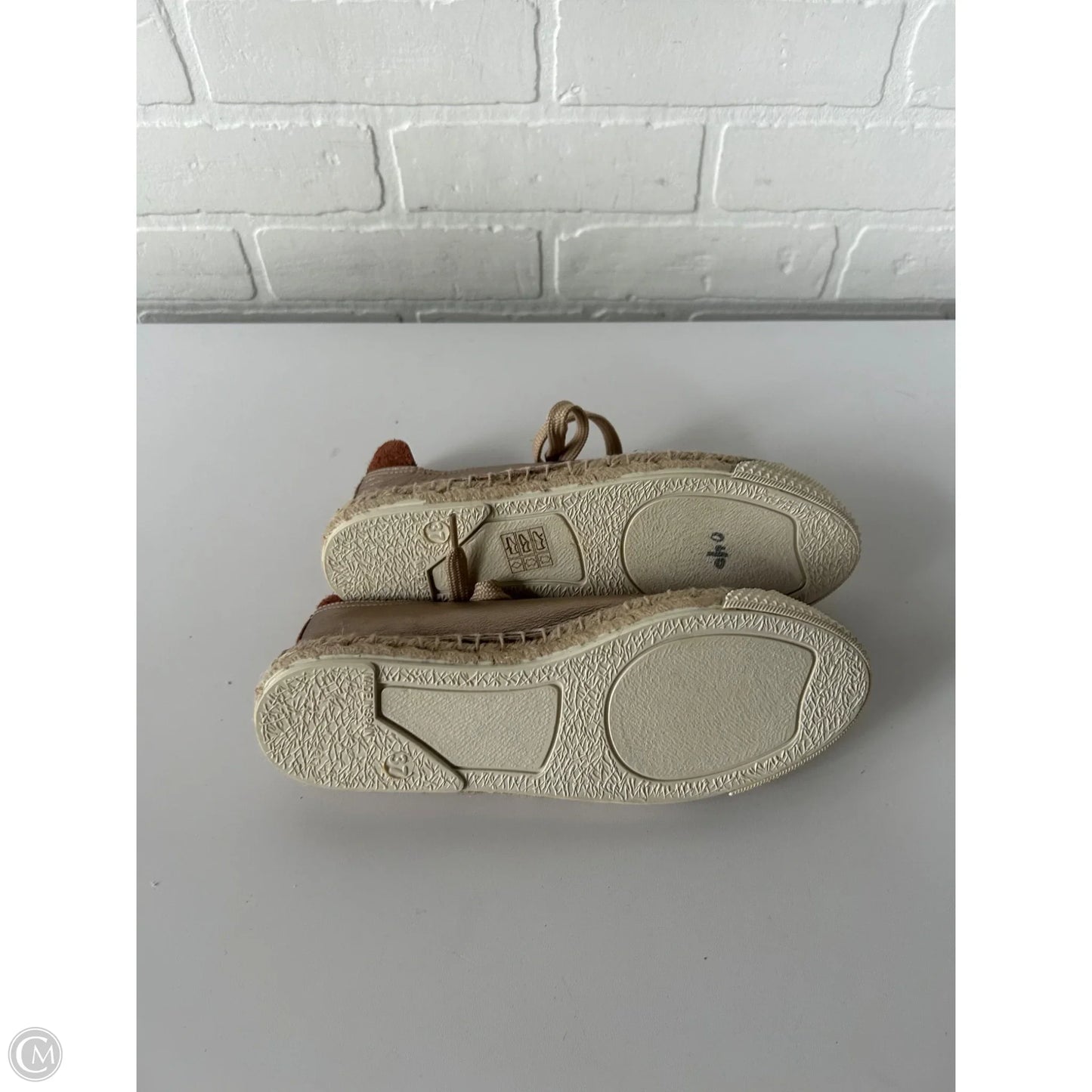 Shoes Sneakers By Clothes Mentor In Gold, Size: 6.5