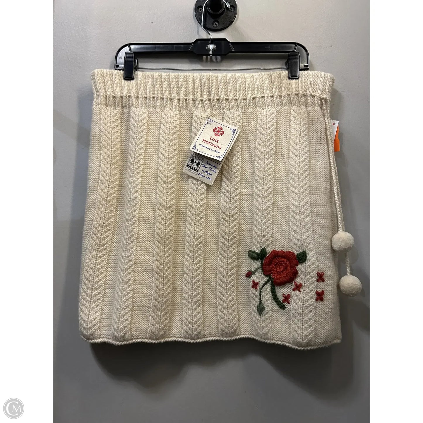 Skirt Mini & Short By LOST HORIZONS In Cream & Red, Size: 8
