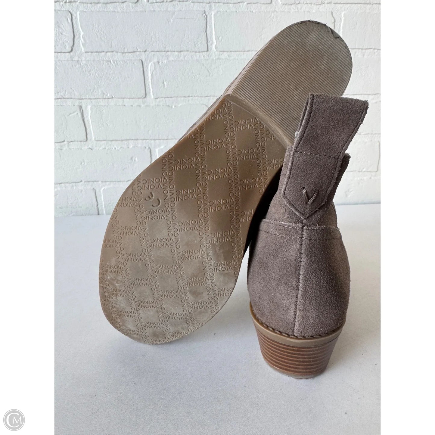 Boots Ankle Flats By Vionic In Brown, Size: 7