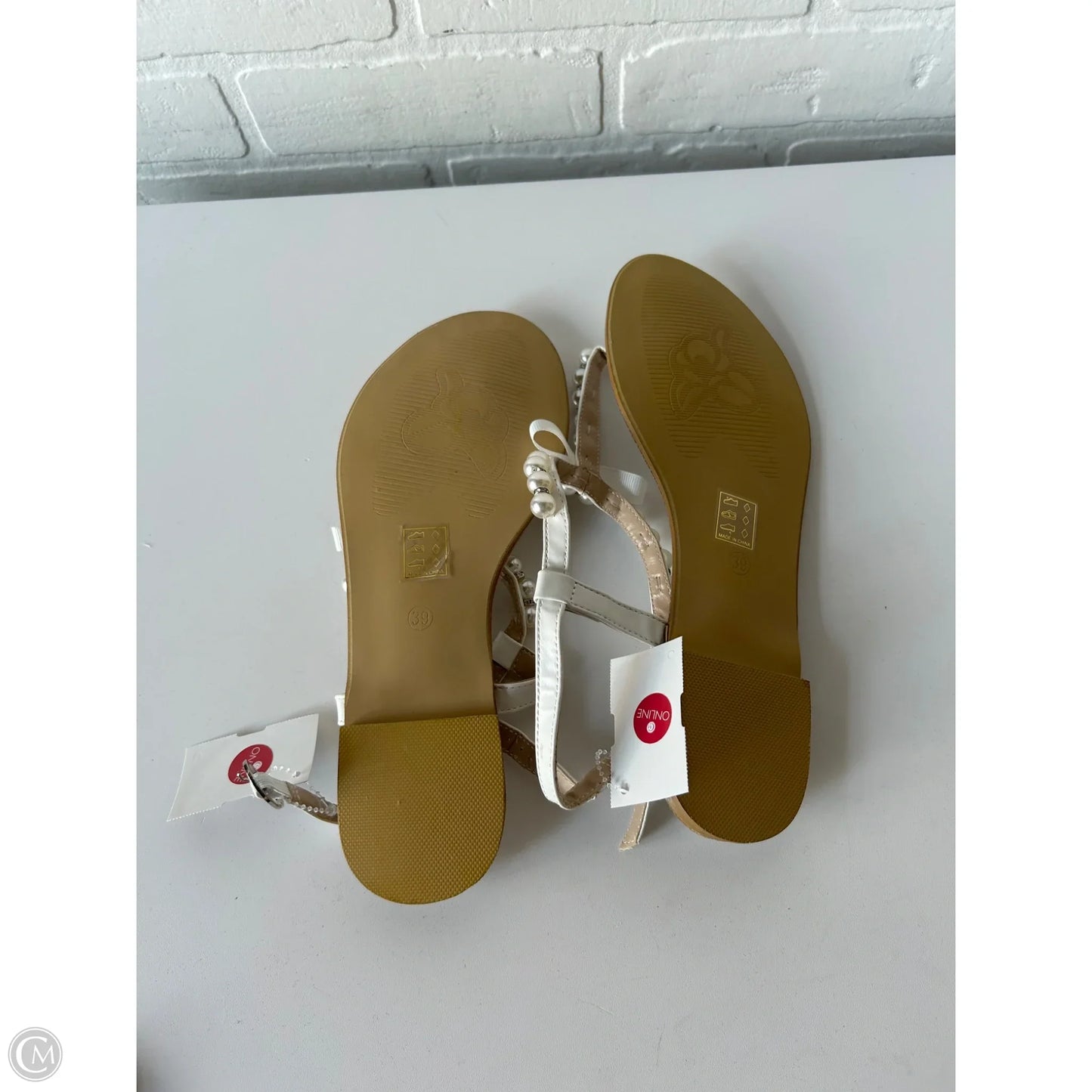 Sandals Flats By Clothes Mentor In White, Size: 8.5