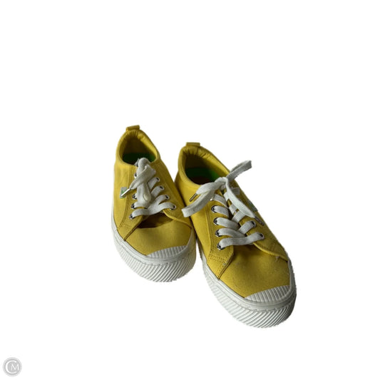 Shoes Sneakers By Cariuma In Yellow, Size: 8.5