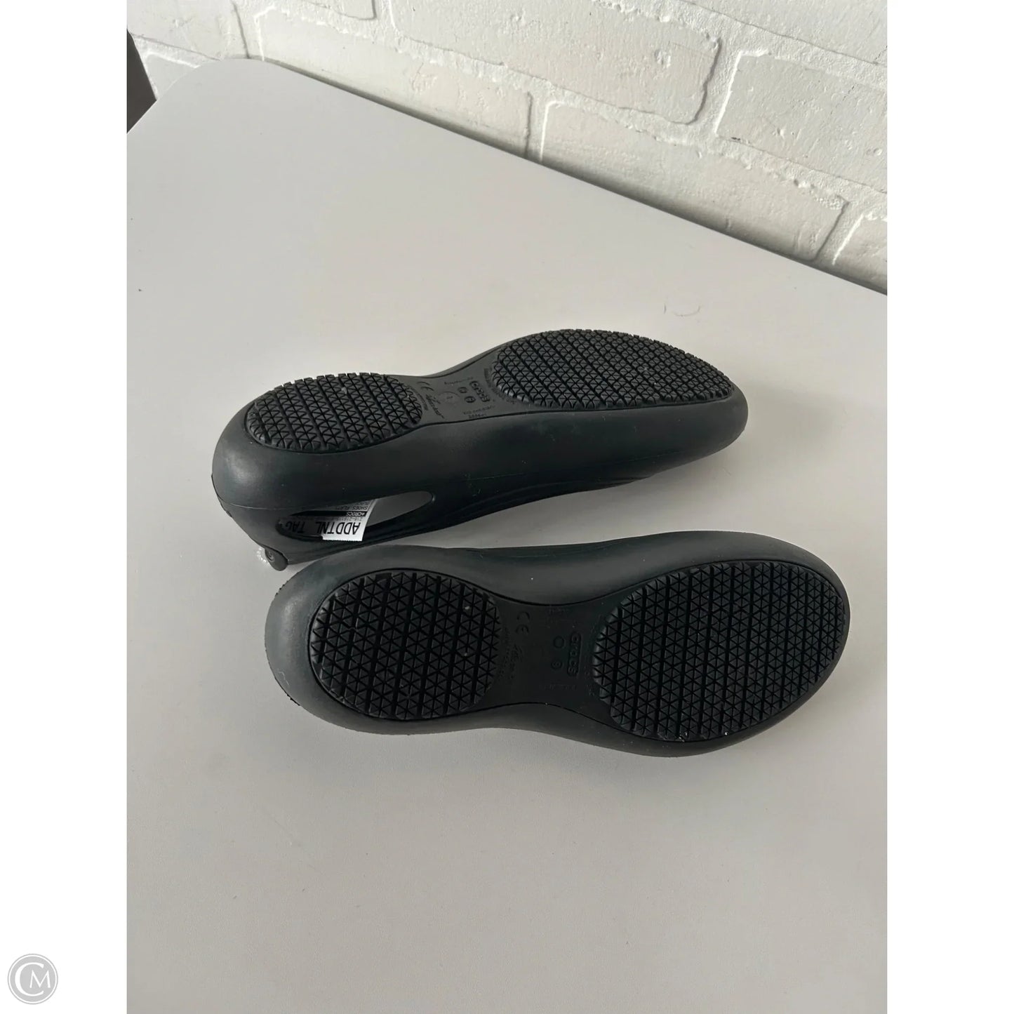 Shoes Flats By Crocs In Black, Size: 9