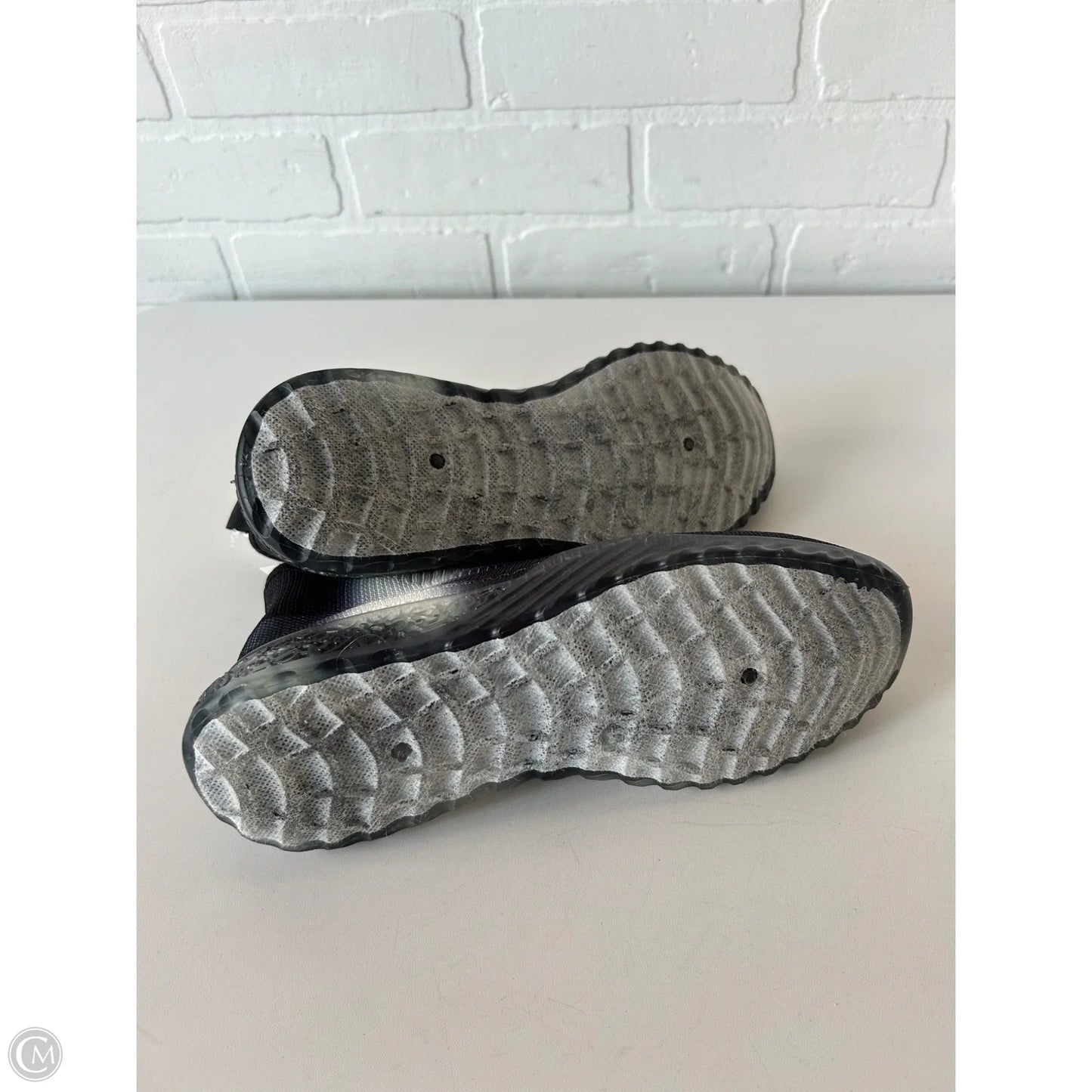 Shoes Athletic By Cmc In Black & White, Size: 9