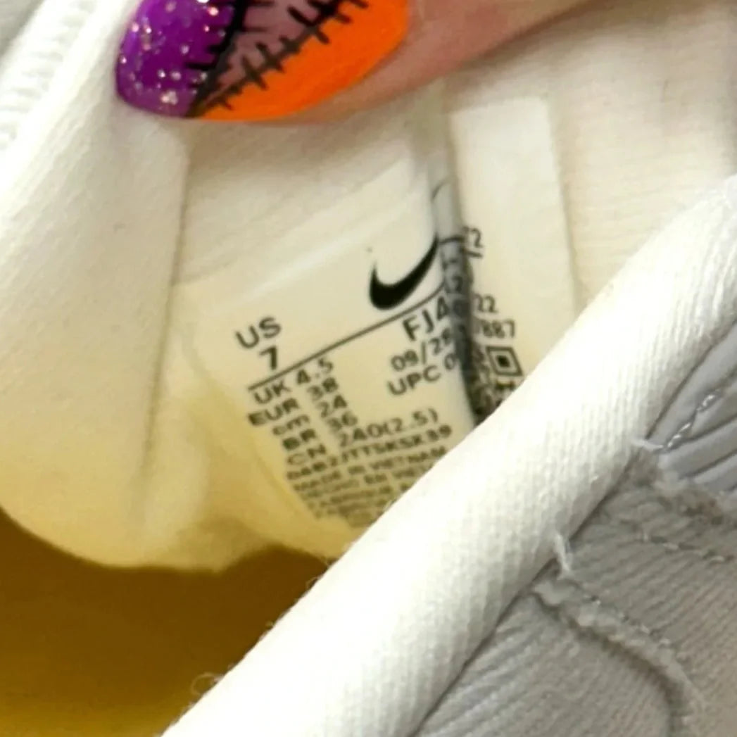 Shoes Sneakers By Nike In White & Yellow, Size: 7
