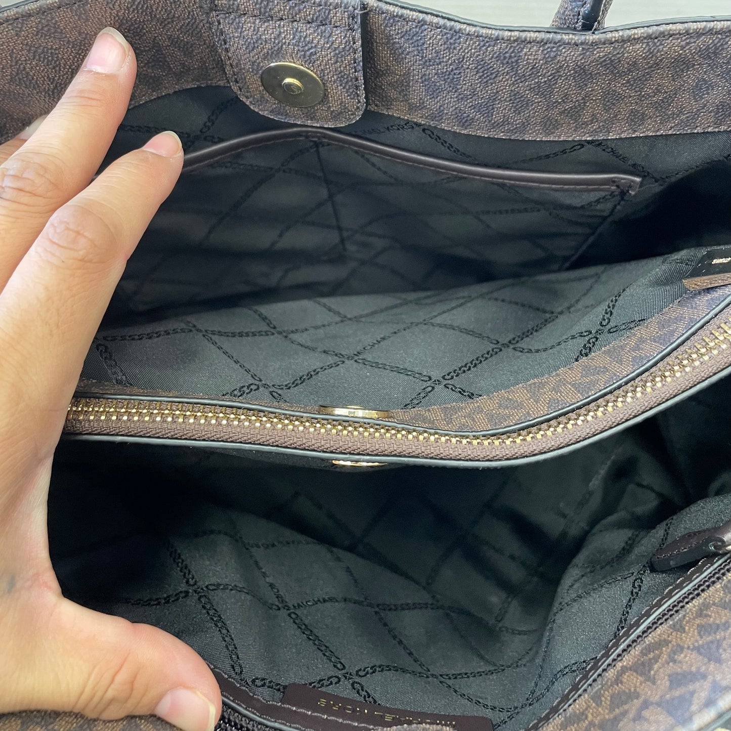 Handbag Designer By Michael Kors Size: Medium