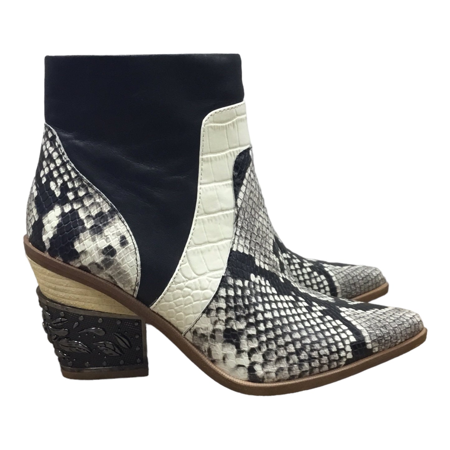 Boots Ankle Heels By Gianni Bini Size: 6