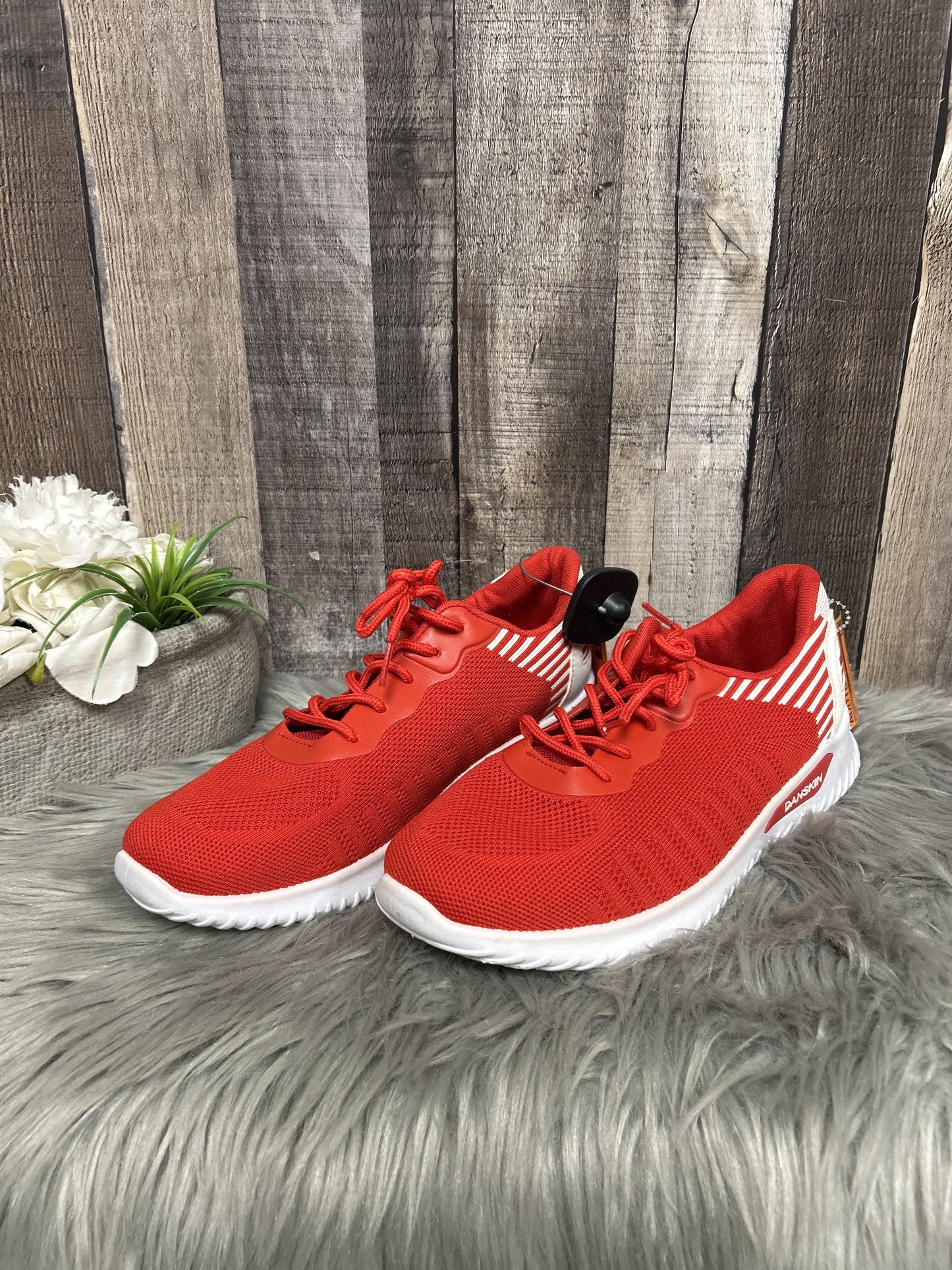 Shoes Athletic By Danskin Size: 10