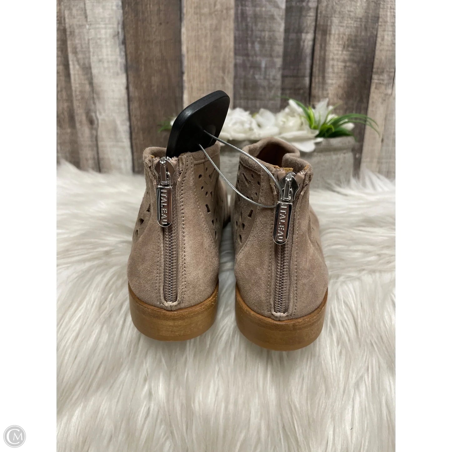 Boots Ankle Flats By Cmb In Tan, Size: 7