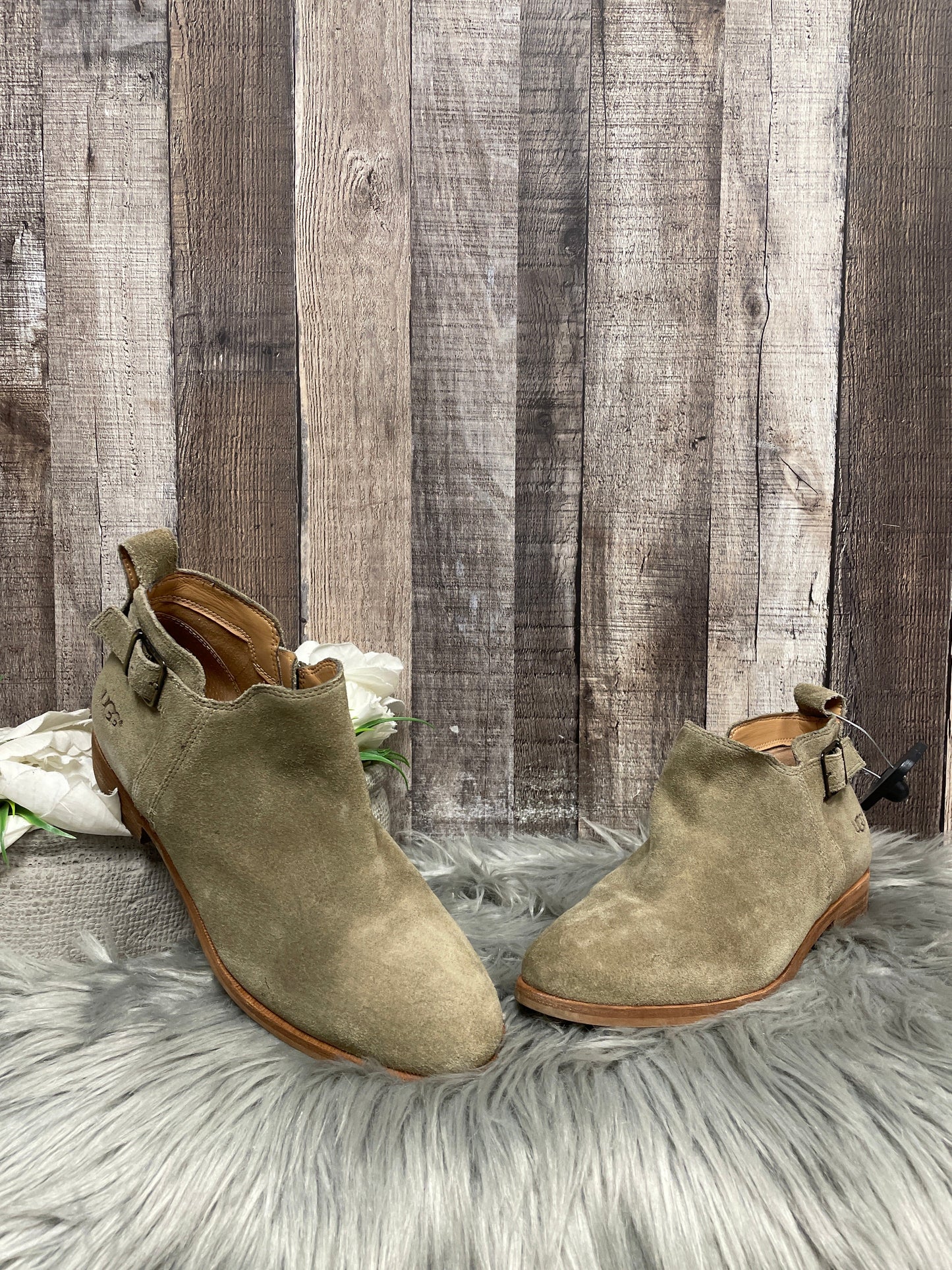 Boots Ankle Flats By Ugg Size: 8.5