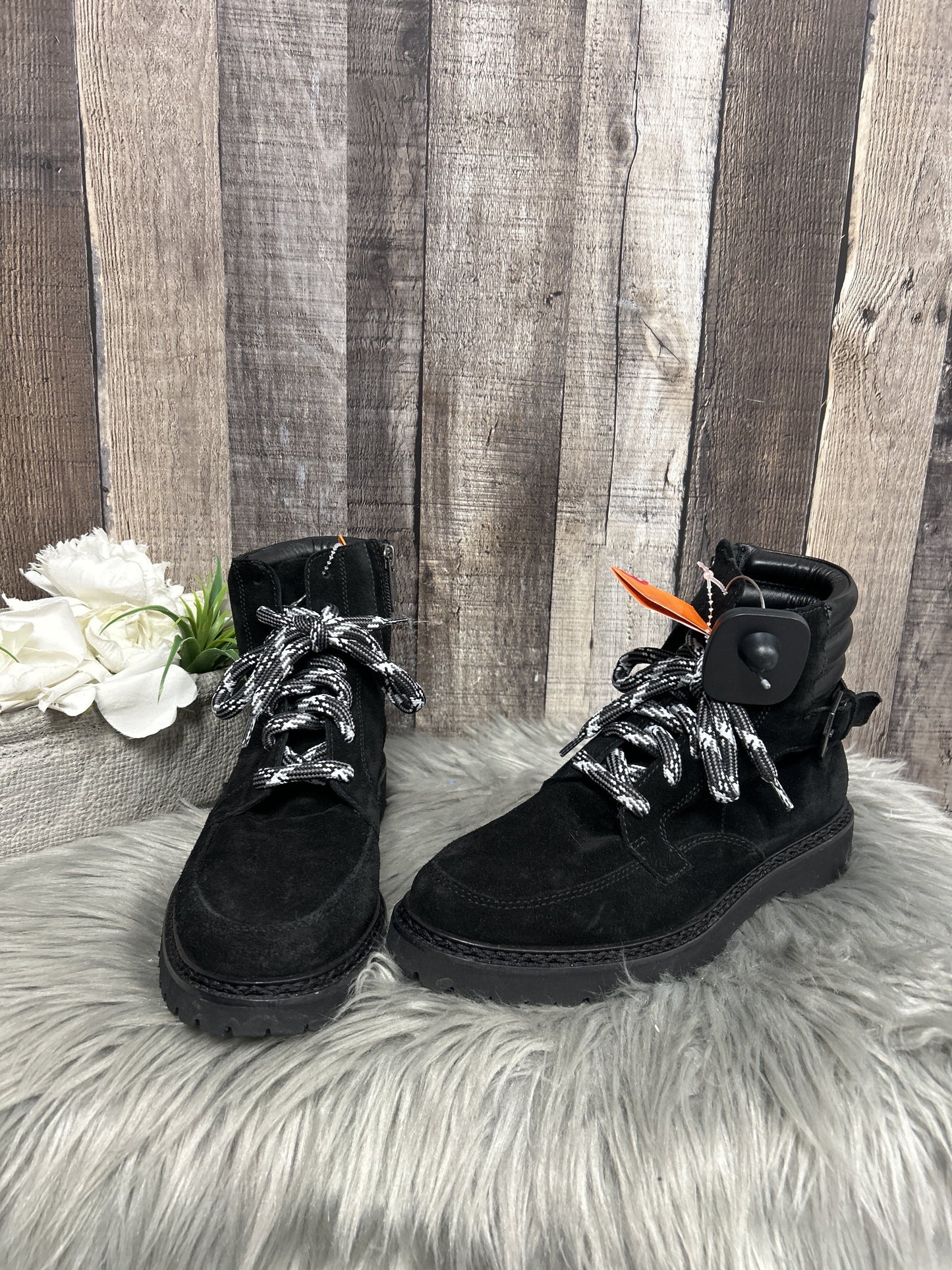 Boots Ankle Flats By Aquatalia Size: 7.5