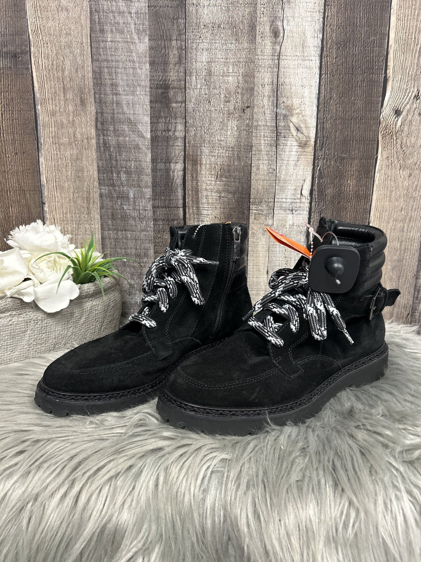 Boots Ankle Flats By Aquatalia Size: 7.5