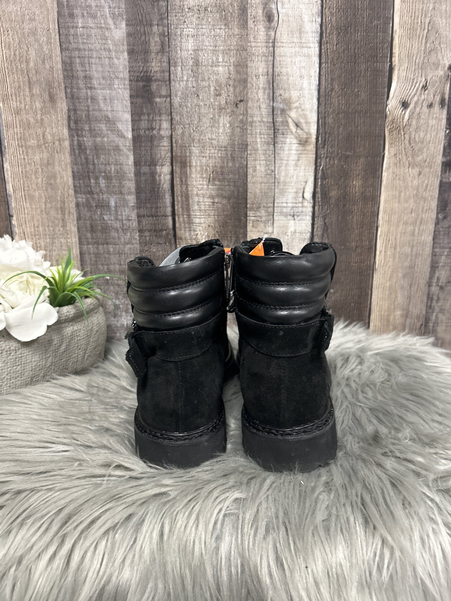 Boots Ankle Flats By Aquatalia Size: 7.5