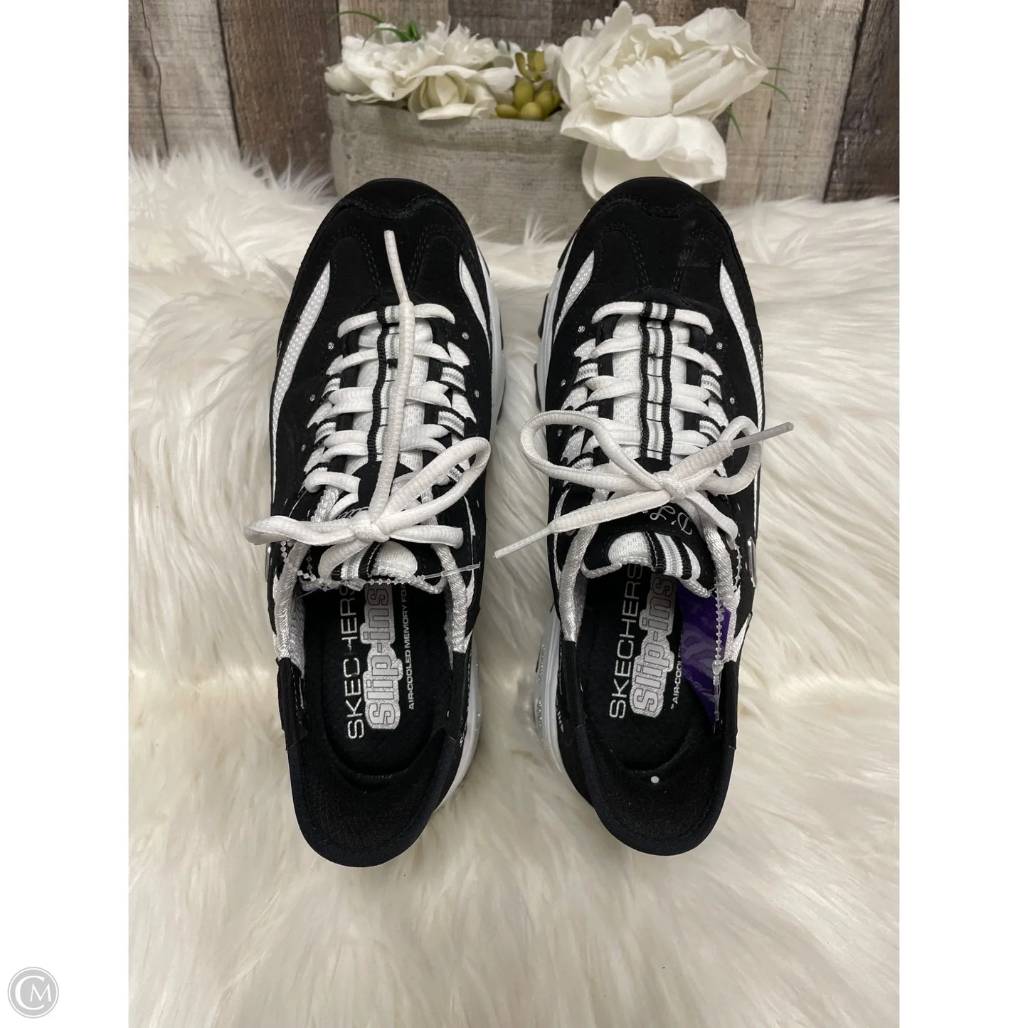 Shoes Sneakers By Skechers In Black & White, Size: 7.5