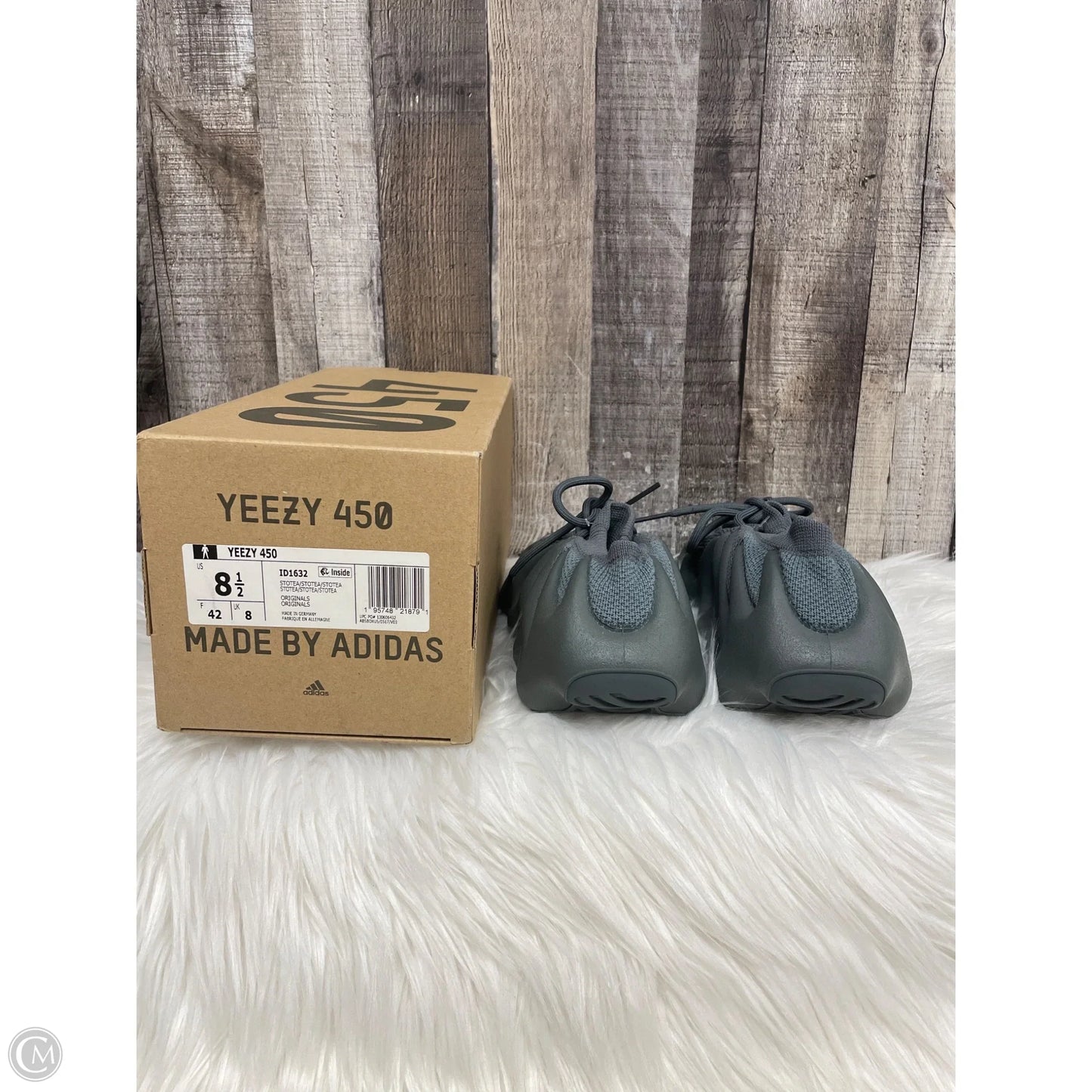 Shoes Luxury Designer By Yeezy In Grey, Size: 8.5