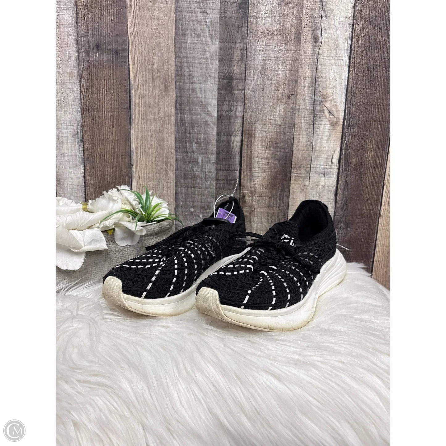 Shoes Designer By Apl In Black & White, Size: 9
