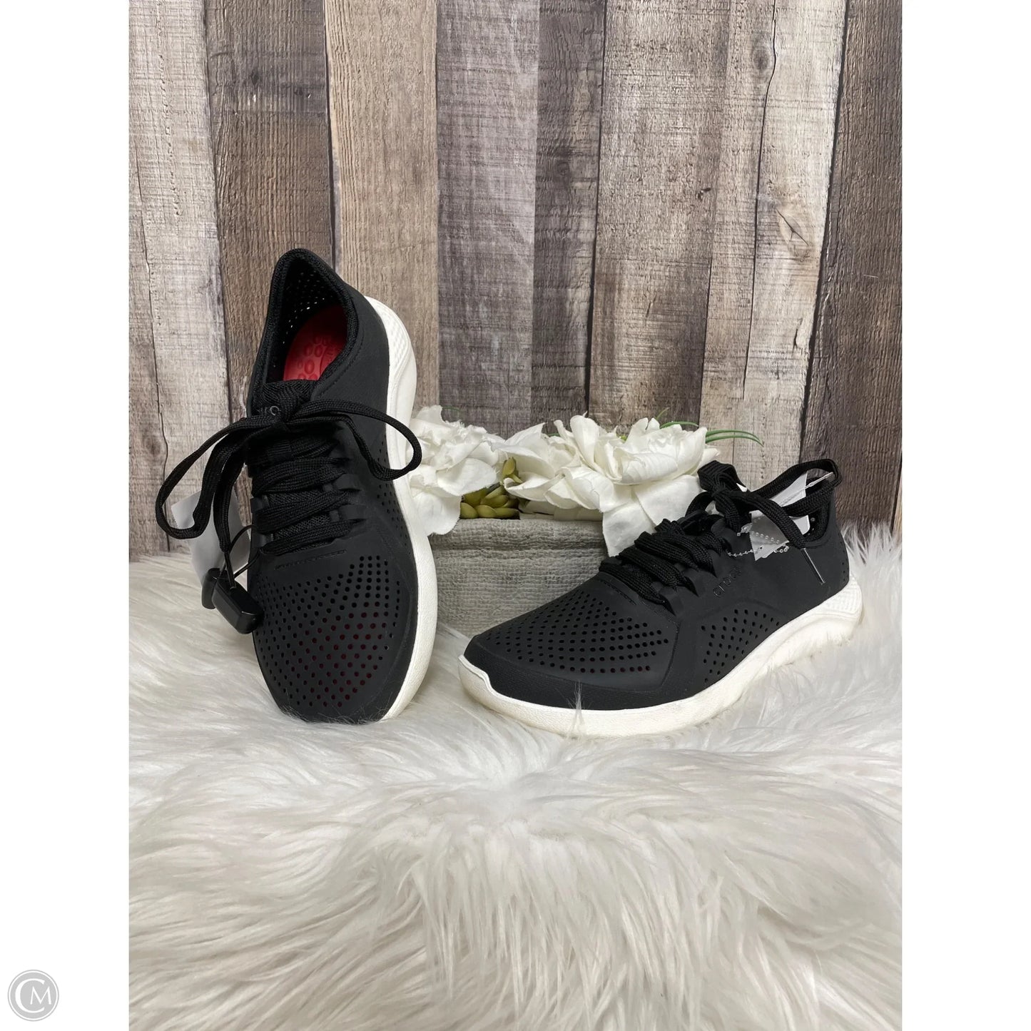 Shoes Sneakers By Crocs In Black, Size: 8