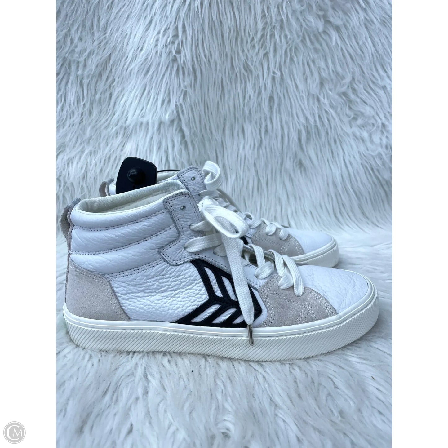 Shoes Sneakers By Cariuma In White, Size: 10