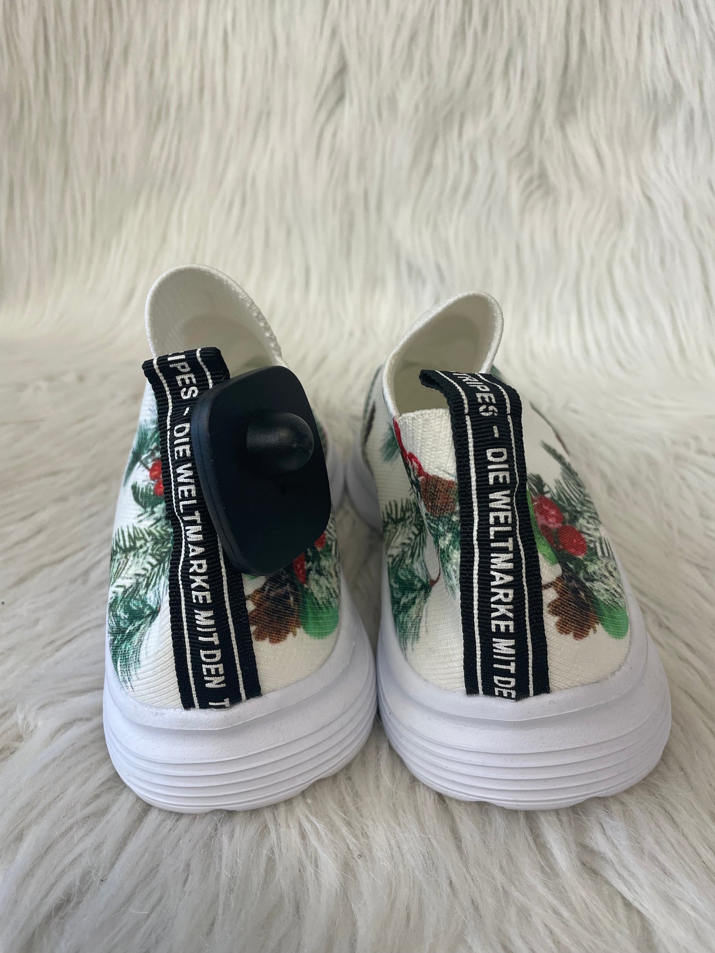 Shoes Sneakers By Cme In Cream, Size: 7