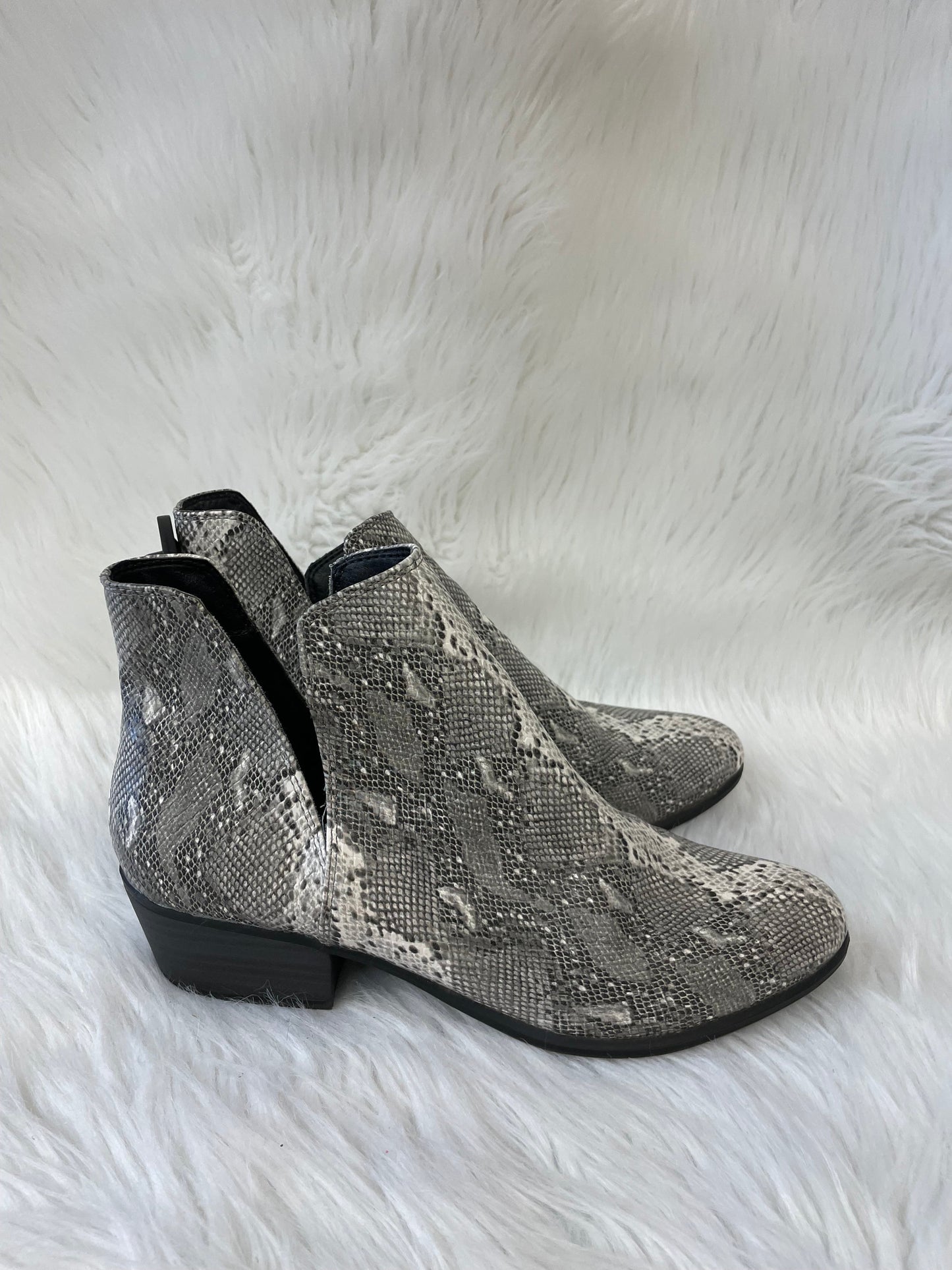 Boots Ankle Flats By Clothes Mentor In Snakeskin Print, Size: 8.5