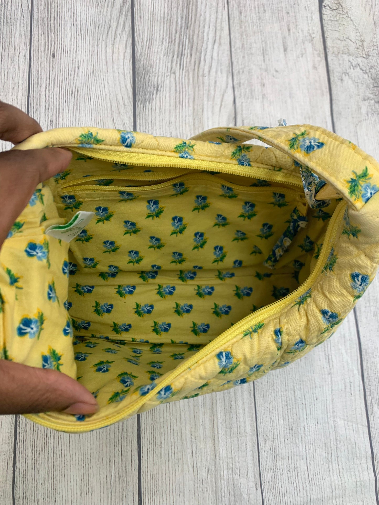 Handbag By Vera Bradley Size: Medium