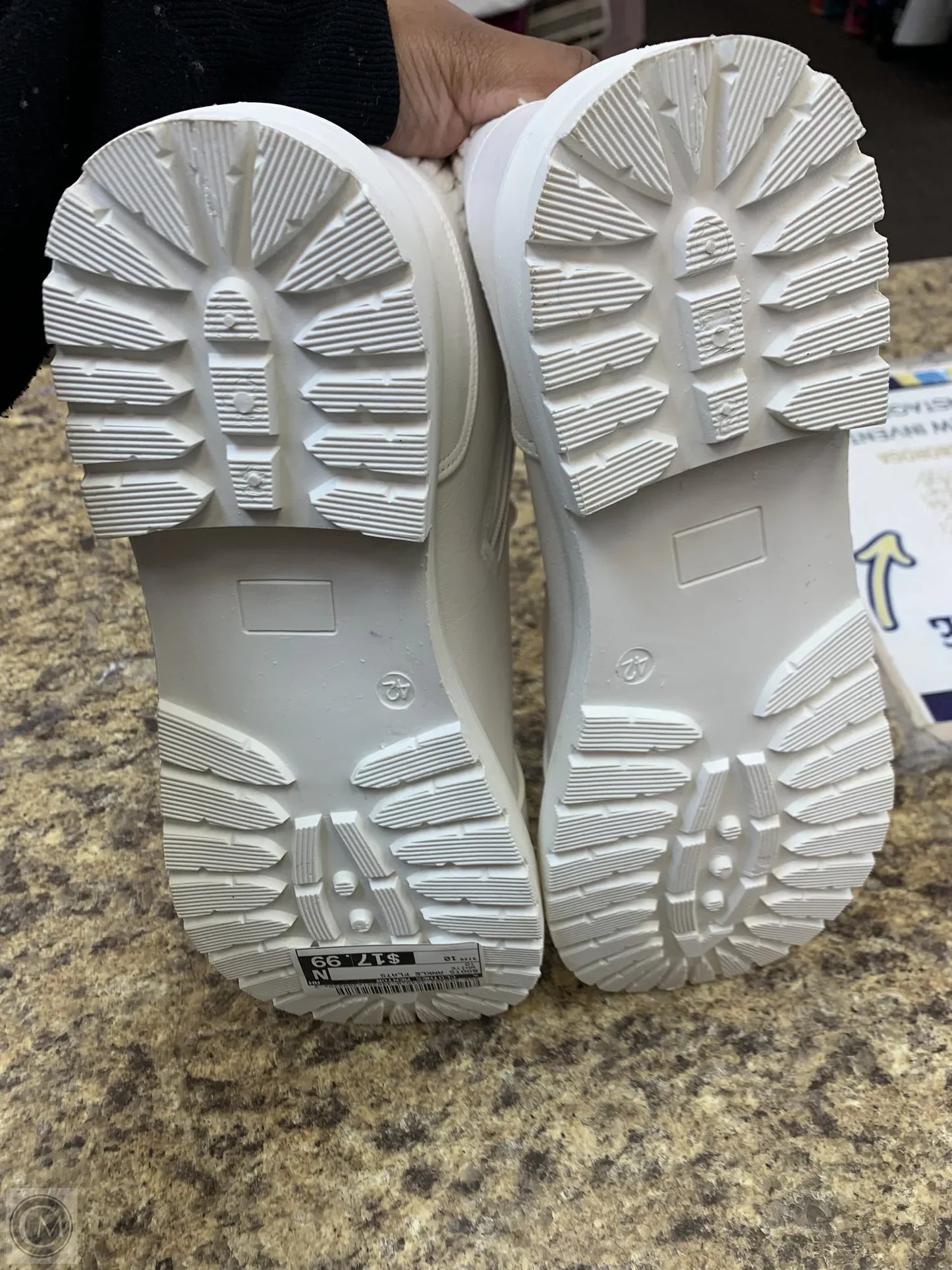 Boots Ankle Flats By Clothes Mentor In White, Size: 10