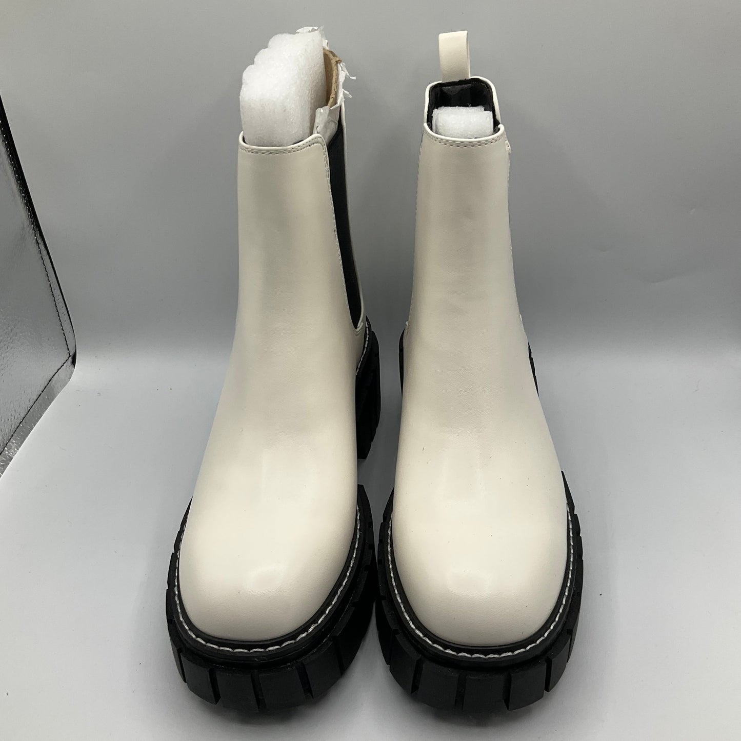 Boots Ankle Flats By Clothes Mentor In White, Size: 7