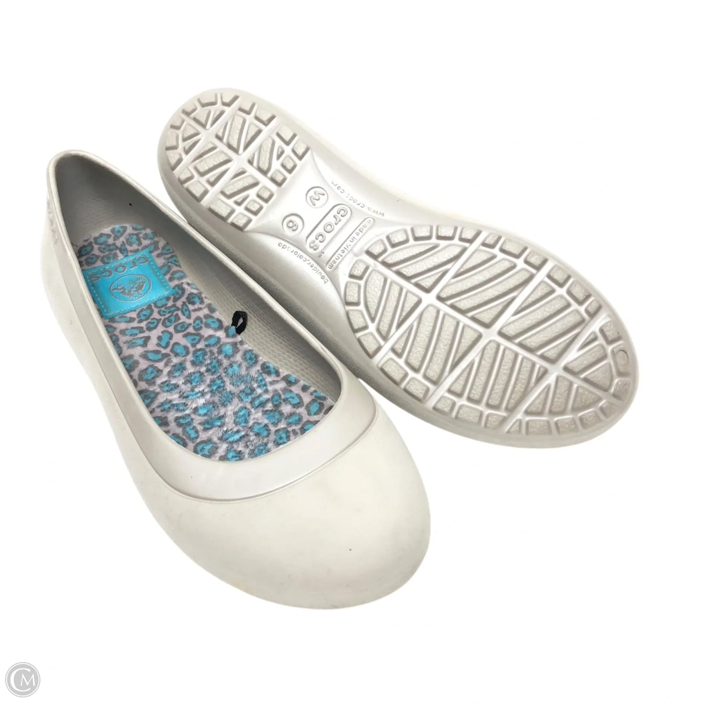 Shoes Flats By Crocs In Grey, Size: 6