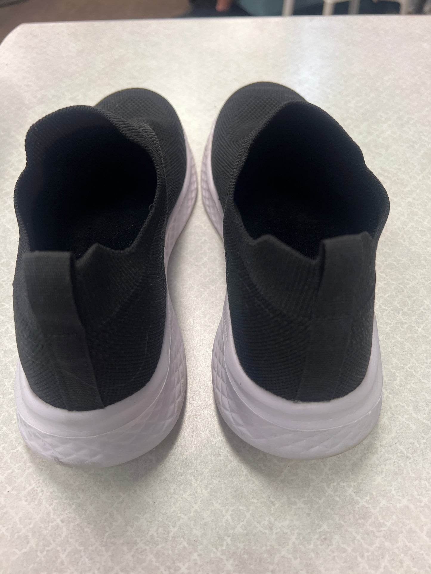 Shoes Sneakers By Clothes Mentor Size: 9.5
