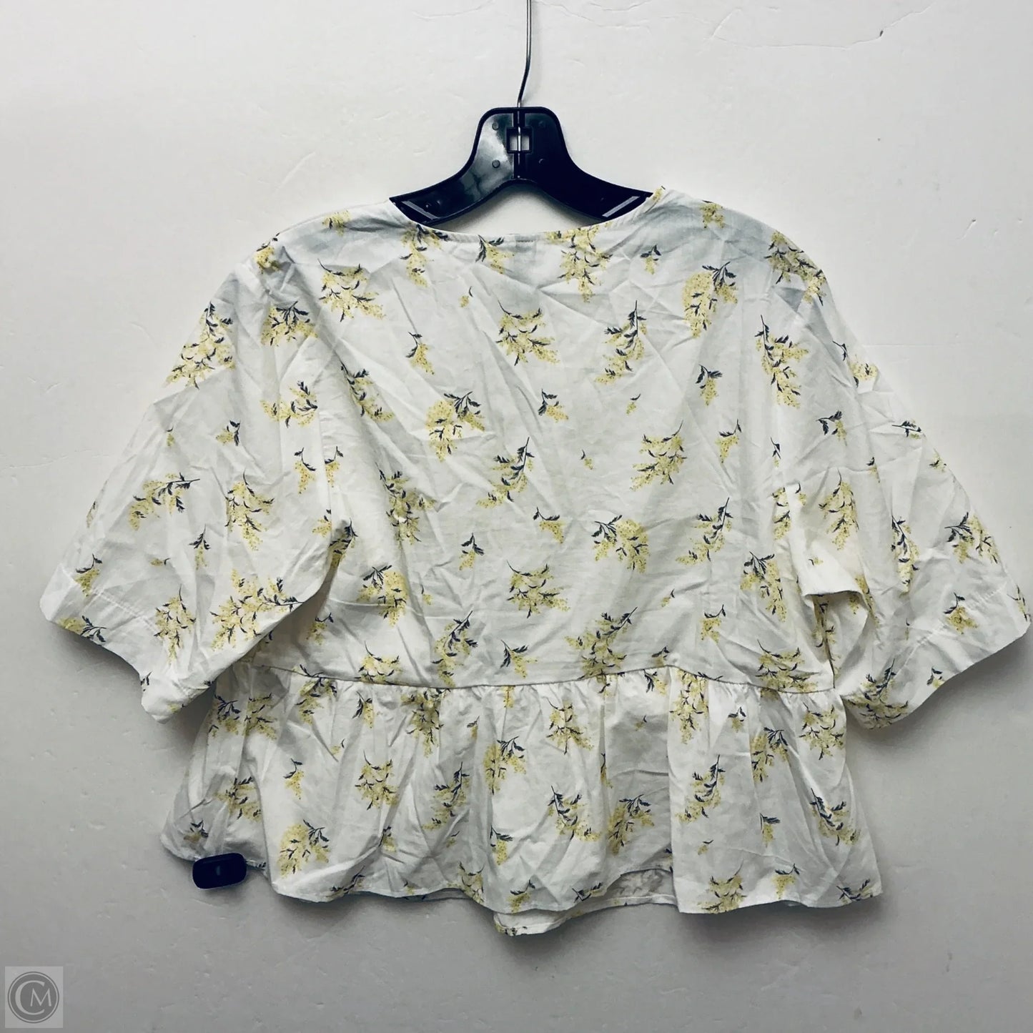 Top Short Sleeve By Divided In White & Yellow, Size: M