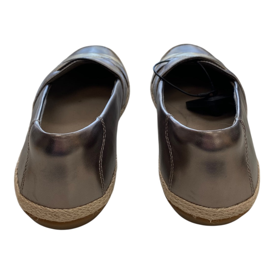 Shoes Flats By Clarks In Silver, Size:9