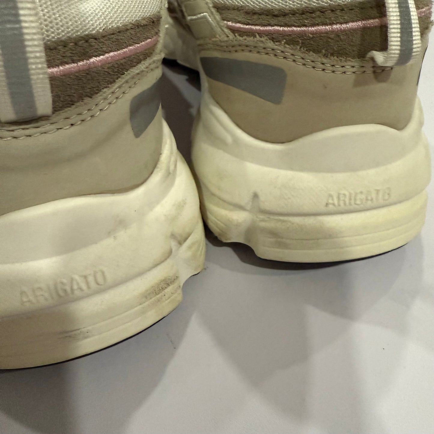 Shoes Sneakers By Clothes Mentor In Cream, Size: 8