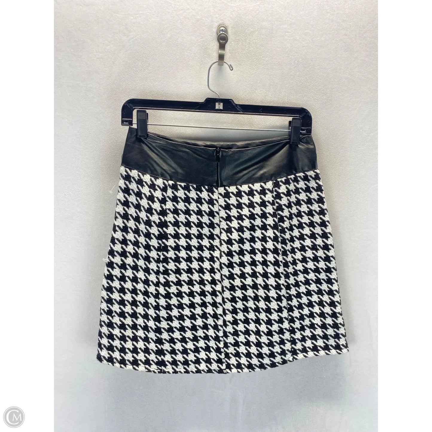 Skirt Mini & Short By Clothes Mentor In Black & White, Size: 6