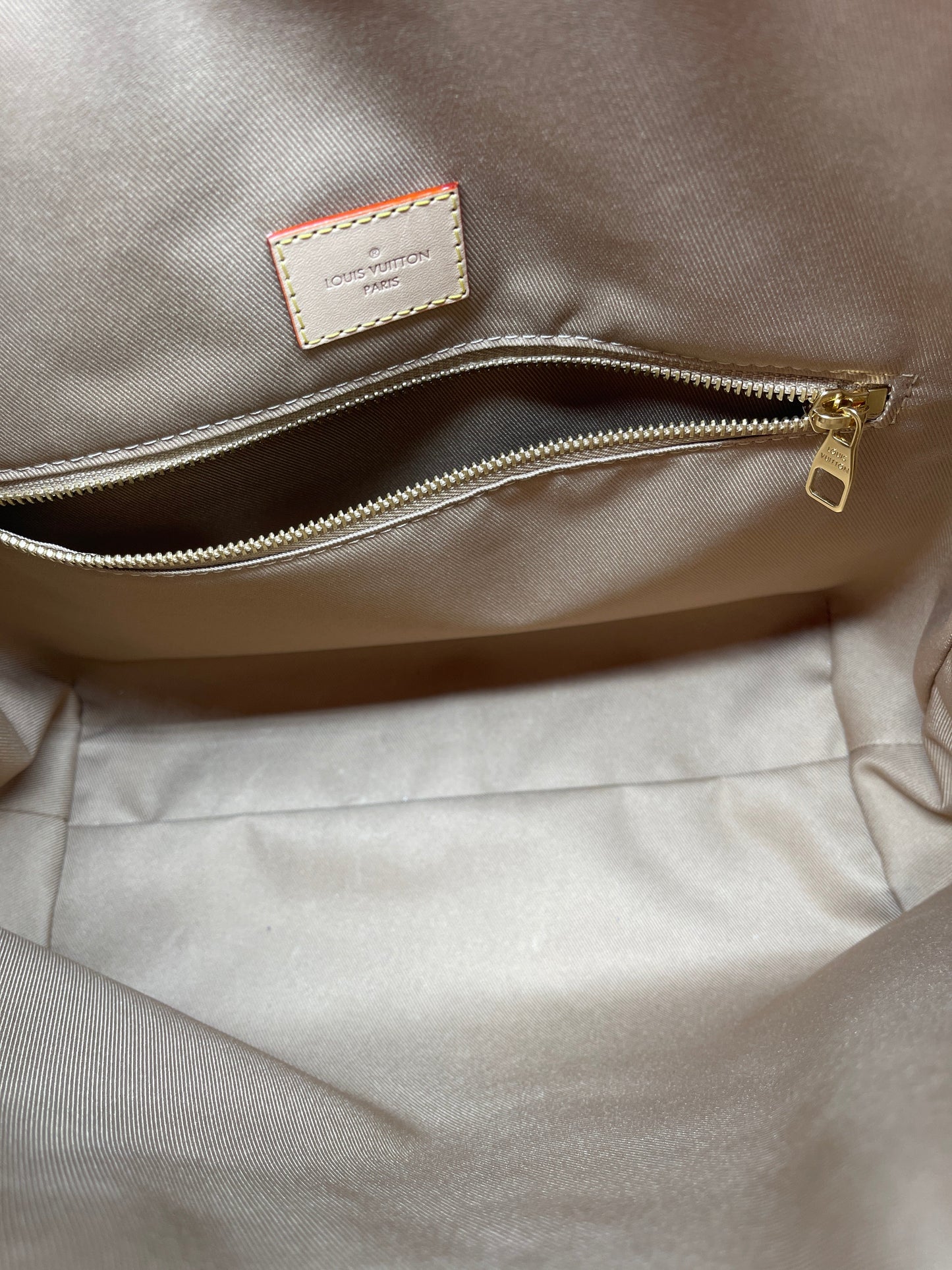 Handbag Luxury Designer By Louis Vuitton, Size: Medium