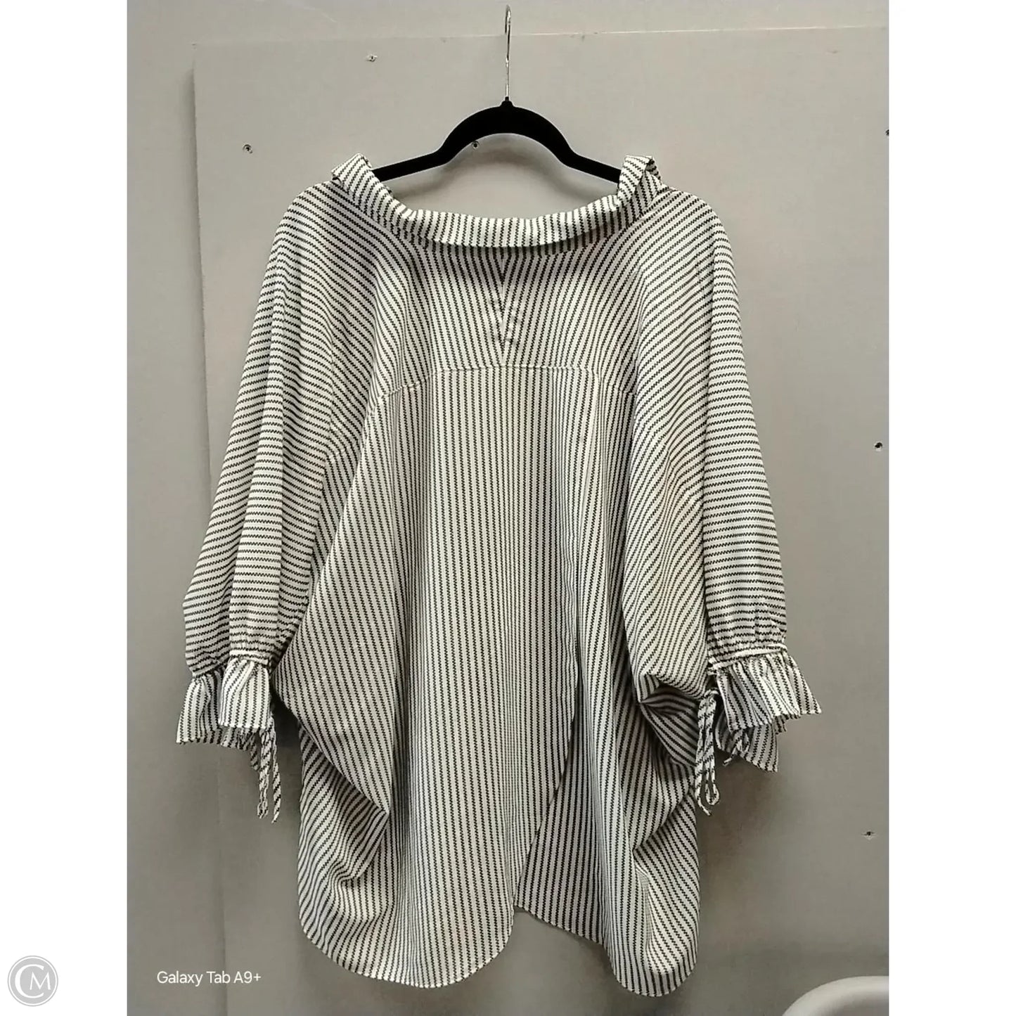 Top Short Sleeve By Gibson And Latimer In Black & White, Size: 1x