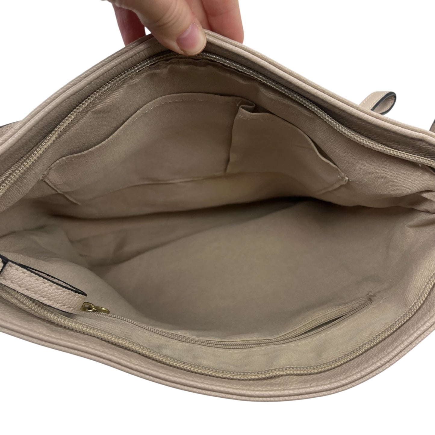 Crossbody By Clothes Mentor In Cream, Size:Medium