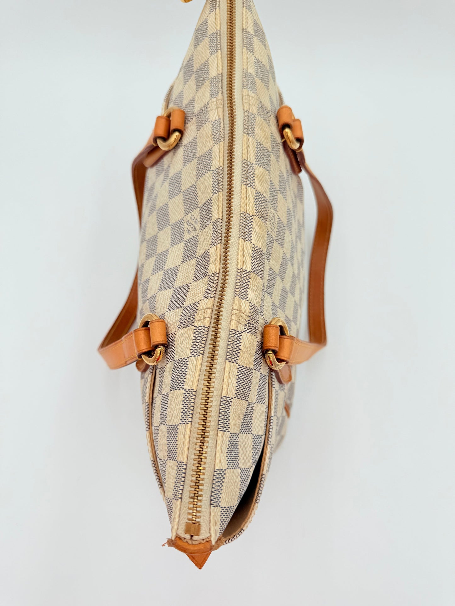 Handbag Luxury Designer By Louis Vuitton In Cream, Size:Medium