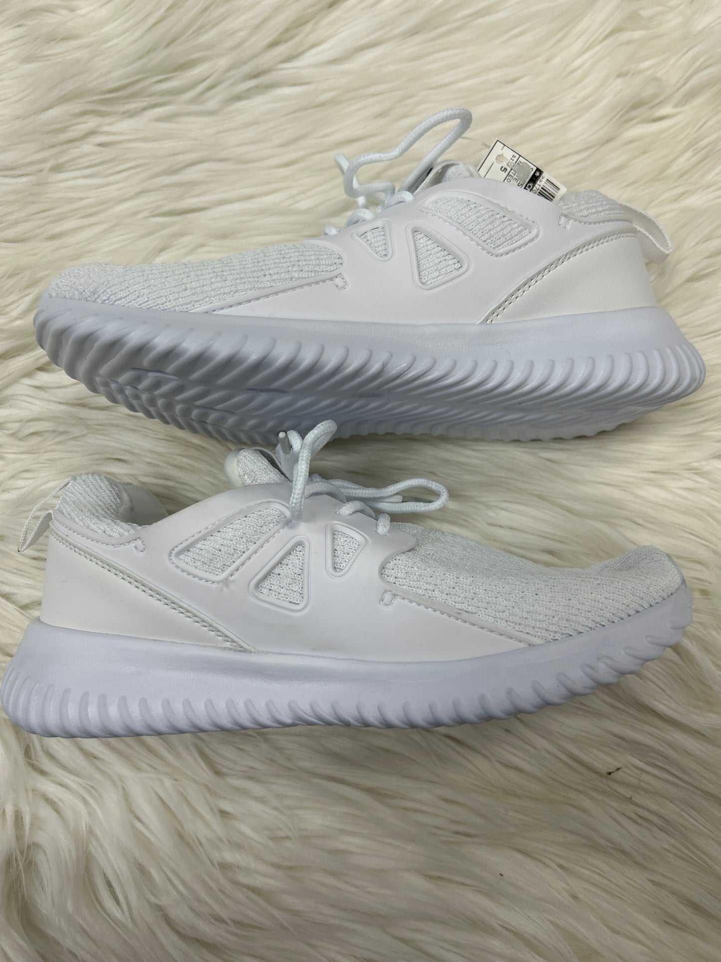 Shoes Athletic By Cmc In White, Size:5
