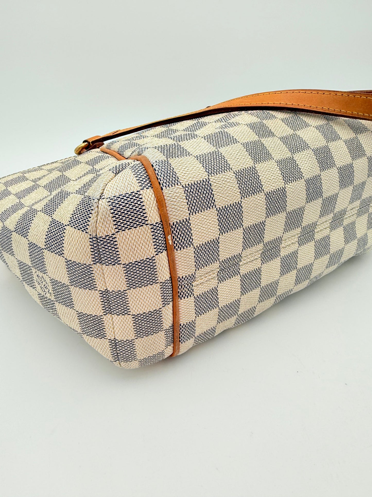 Handbag Luxury Designer By Louis Vuitton In Cream, Size:Medium