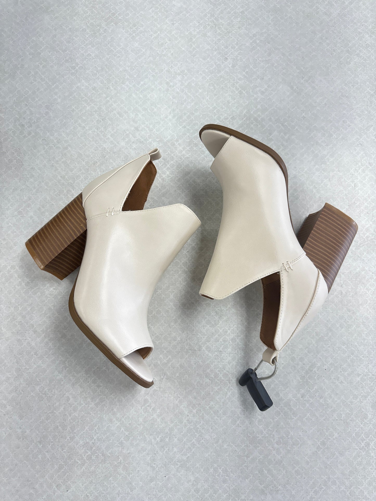 BOOTS ANKLE HEELS by CLOTHES MENTOR In CREAM, Size: 6.5
