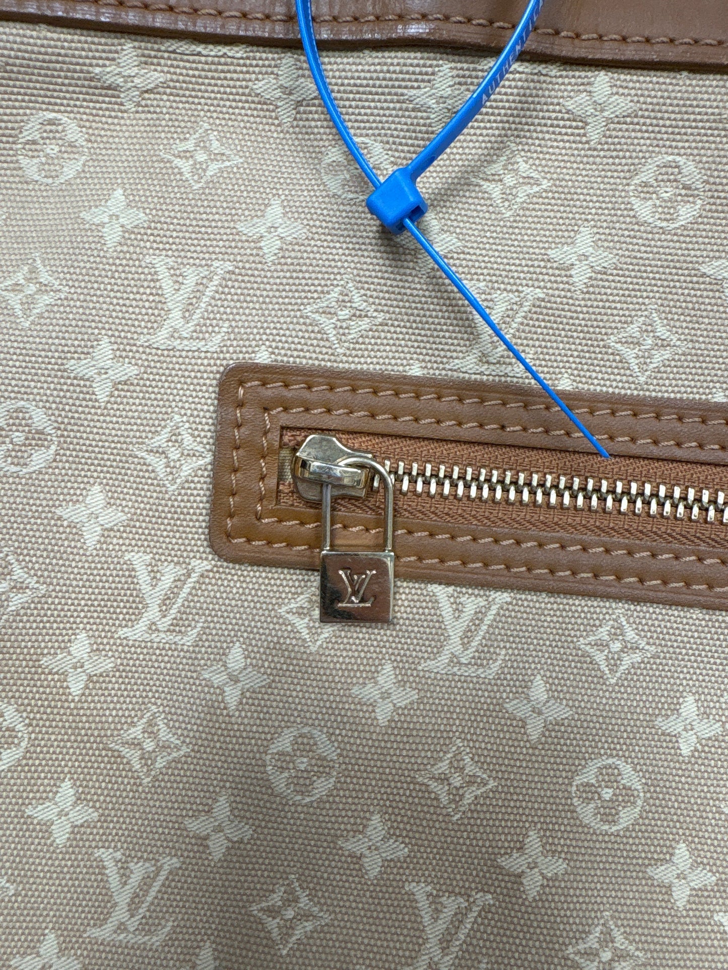 Handbag Luxury Designer By Louis Vuitton, Size: Medium