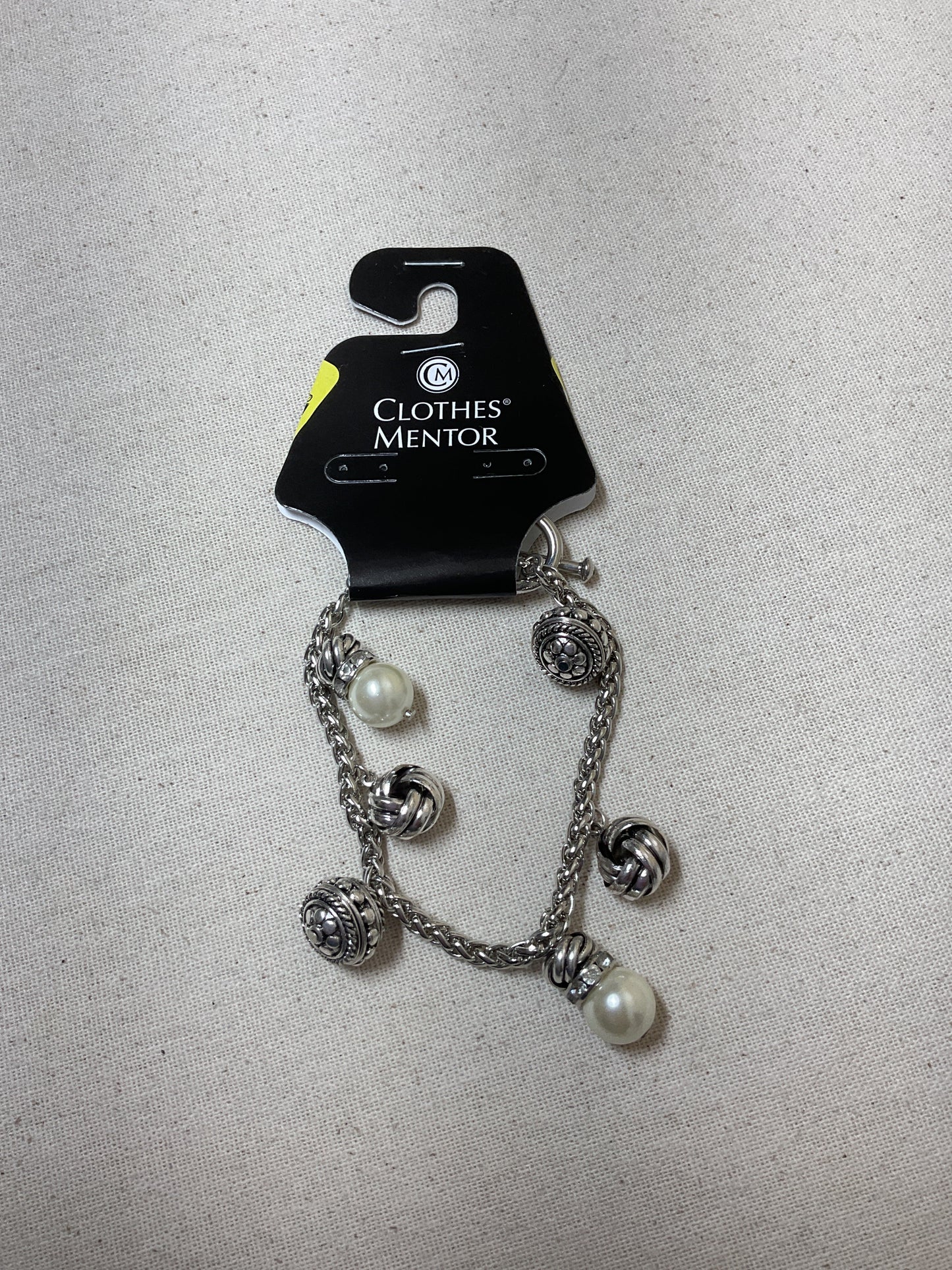 Bracelet Charm By Clothes Mentor In Silver