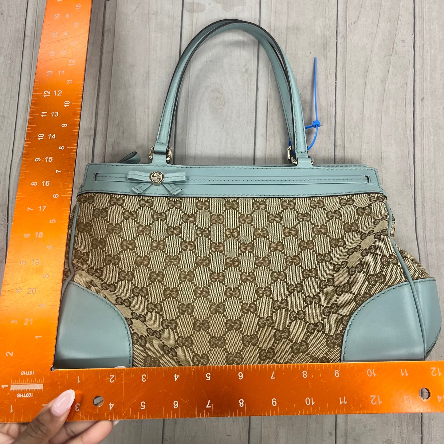 Handbag Luxury Designer By Gucci, Size: Medium