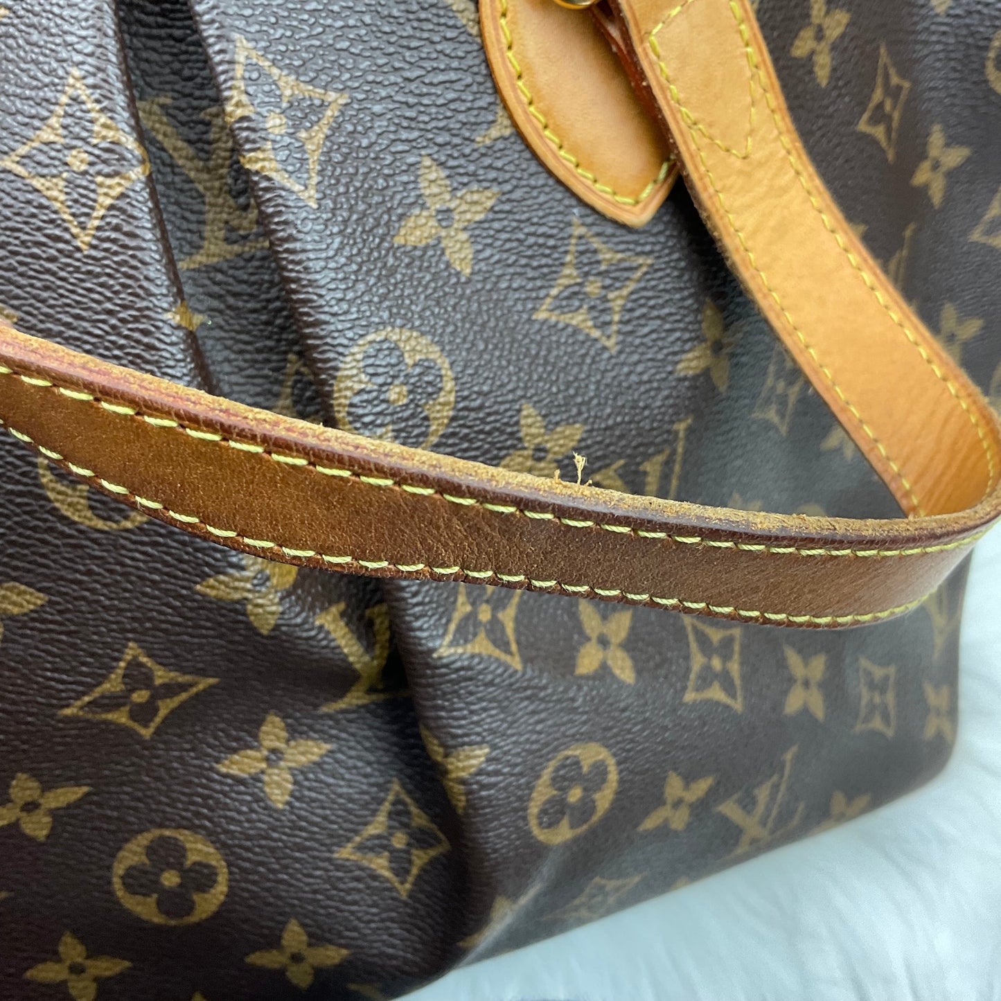 Handbag Luxury Designer By Louis Vuitton, Size: Medium
