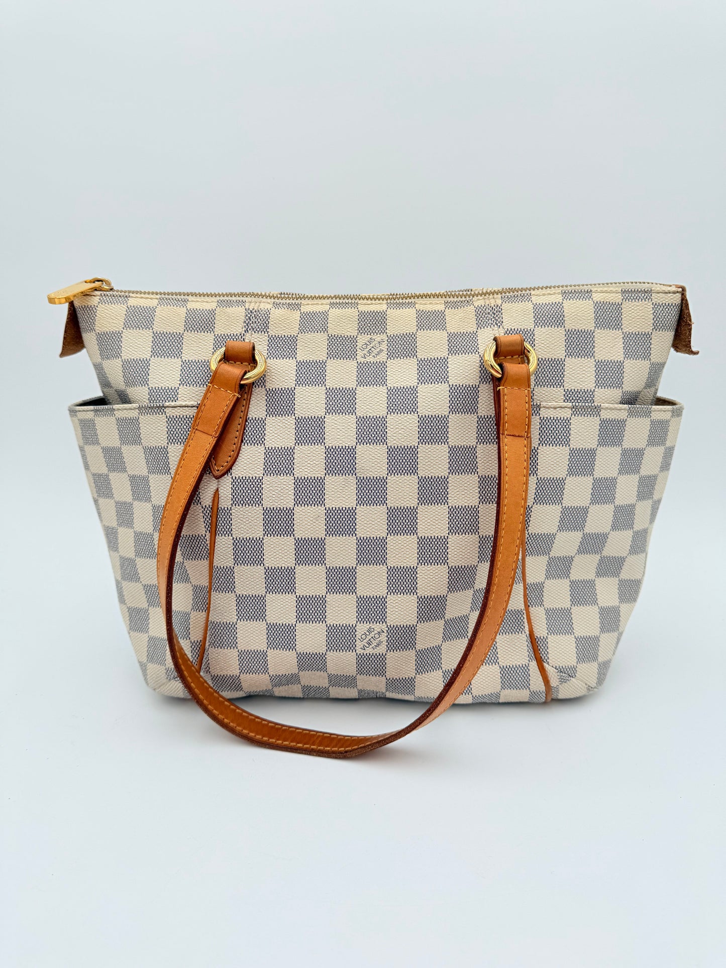 Handbag Luxury Designer By Louis Vuitton In Cream, Size:Medium