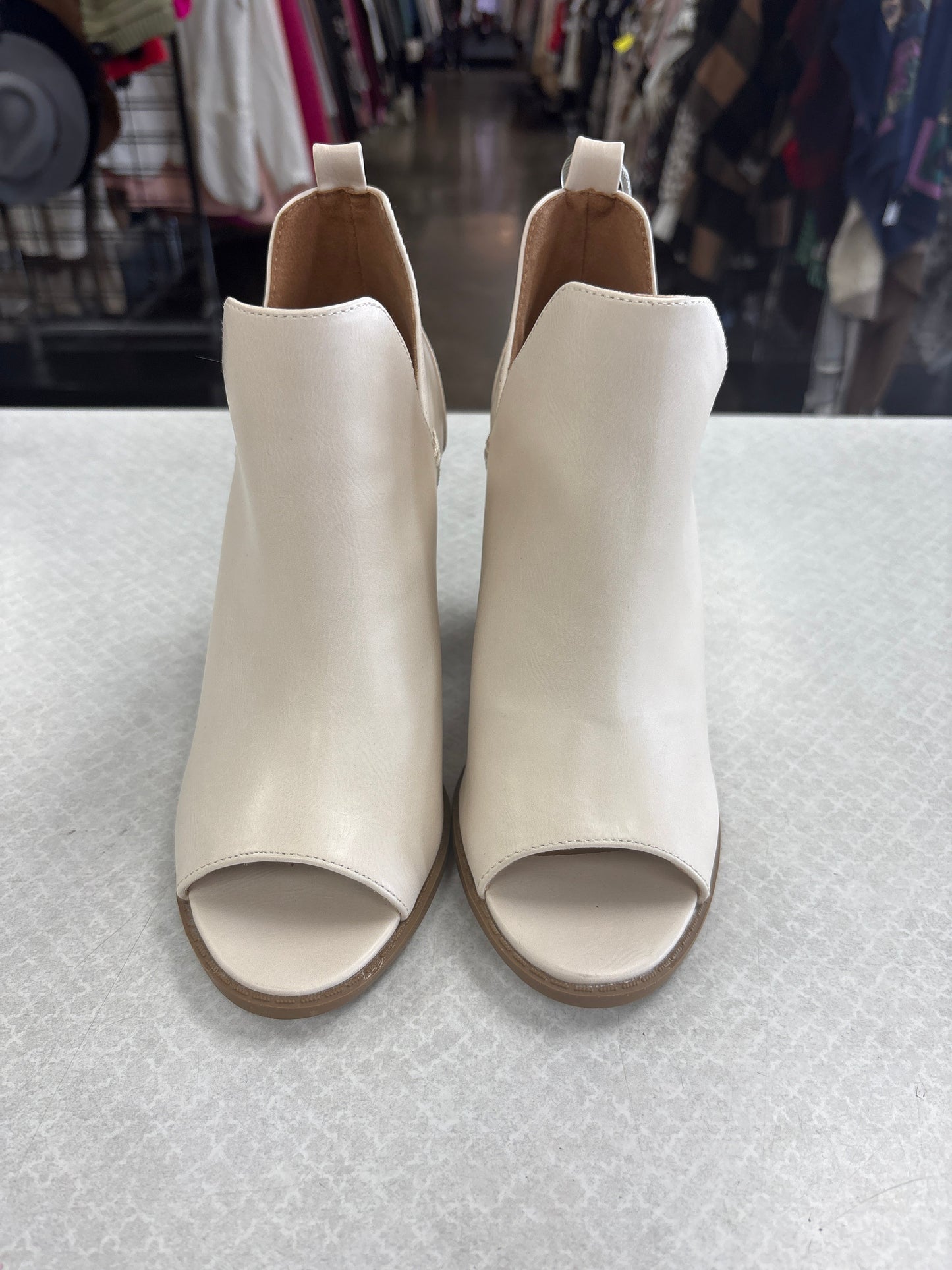 BOOTS ANKLE HEELS by CLOTHES MENTOR In CREAM, Size: 6.5