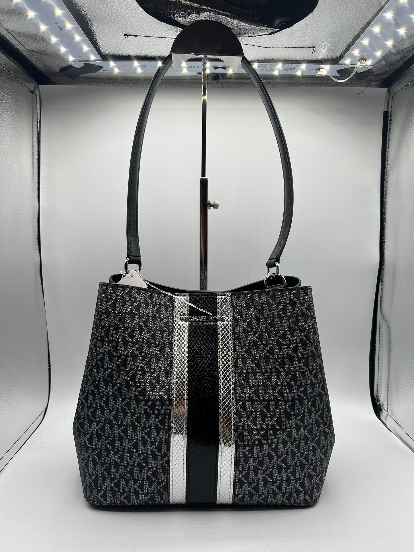 HANDBAG DESIGNER by MICHAEL KORS In BLACK & SILVER, Size: MEDIUM