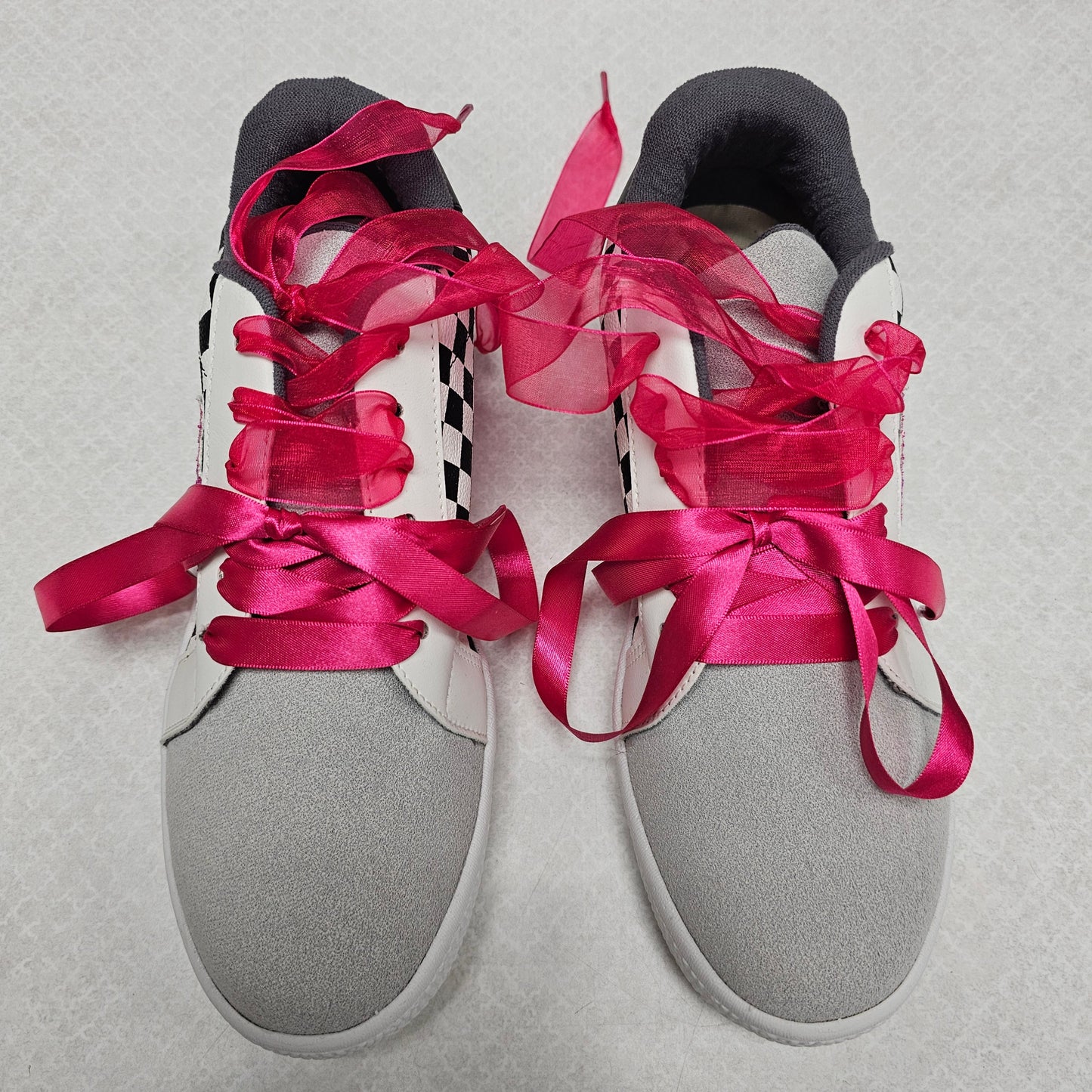 Shoes Sneakers By Clothes Mentor In Black & White, Size:9