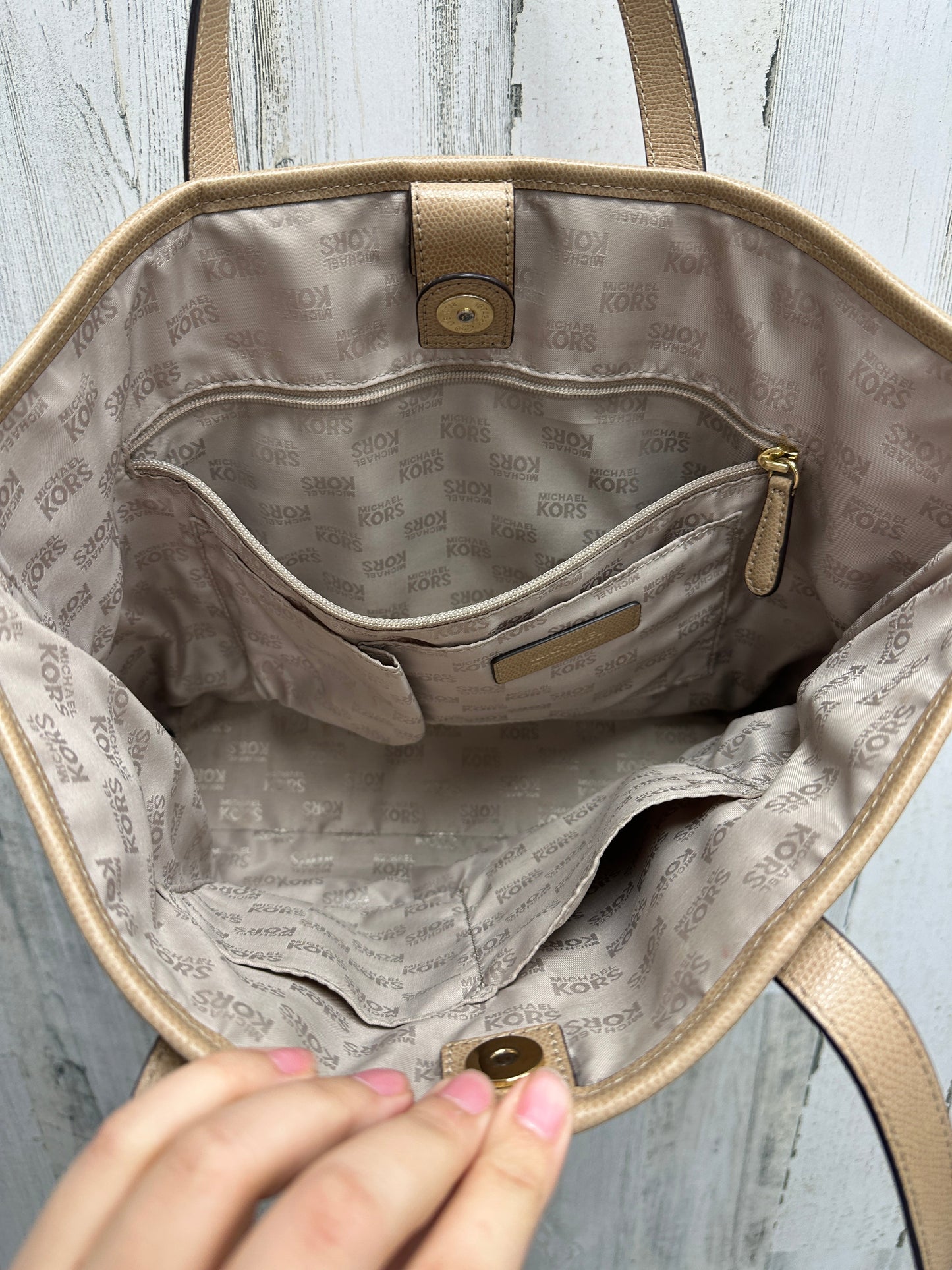 Handbag Designer By Michael Kors Size: Medium