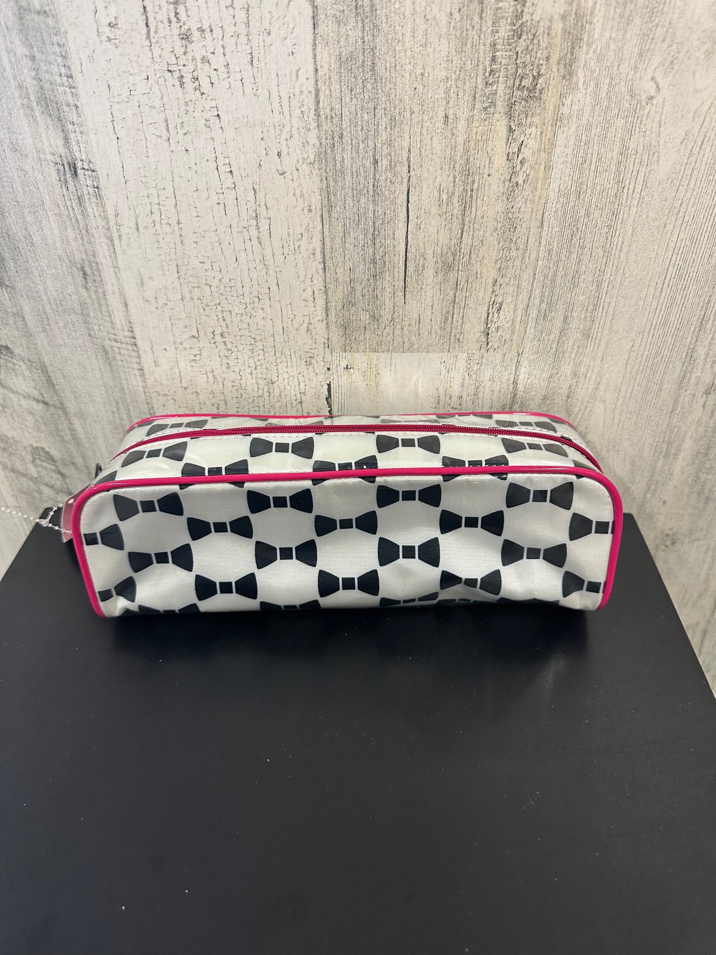 Makeup Bag Designer By Kate Spade Size: Medium