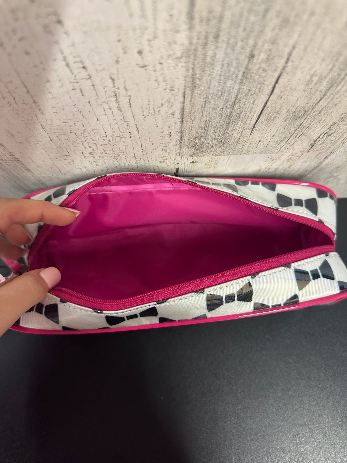Makeup Bag Designer By Kate Spade Size: Medium